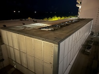 Blick aus dem Balkon auf die lauten KlimagerÀte