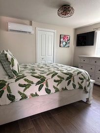 Hibiscus: Bedroom