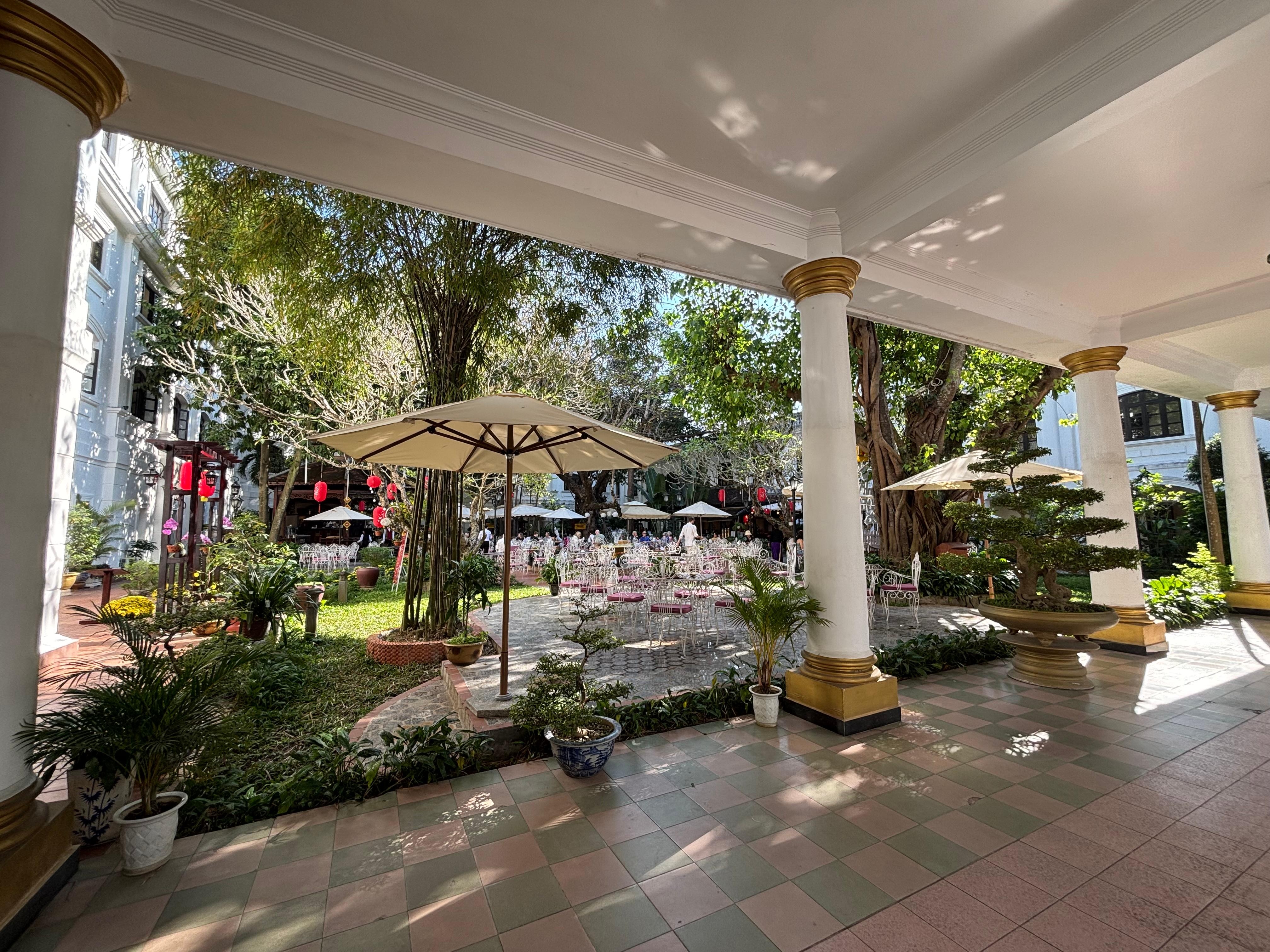 朝食は中庭で食べれます。