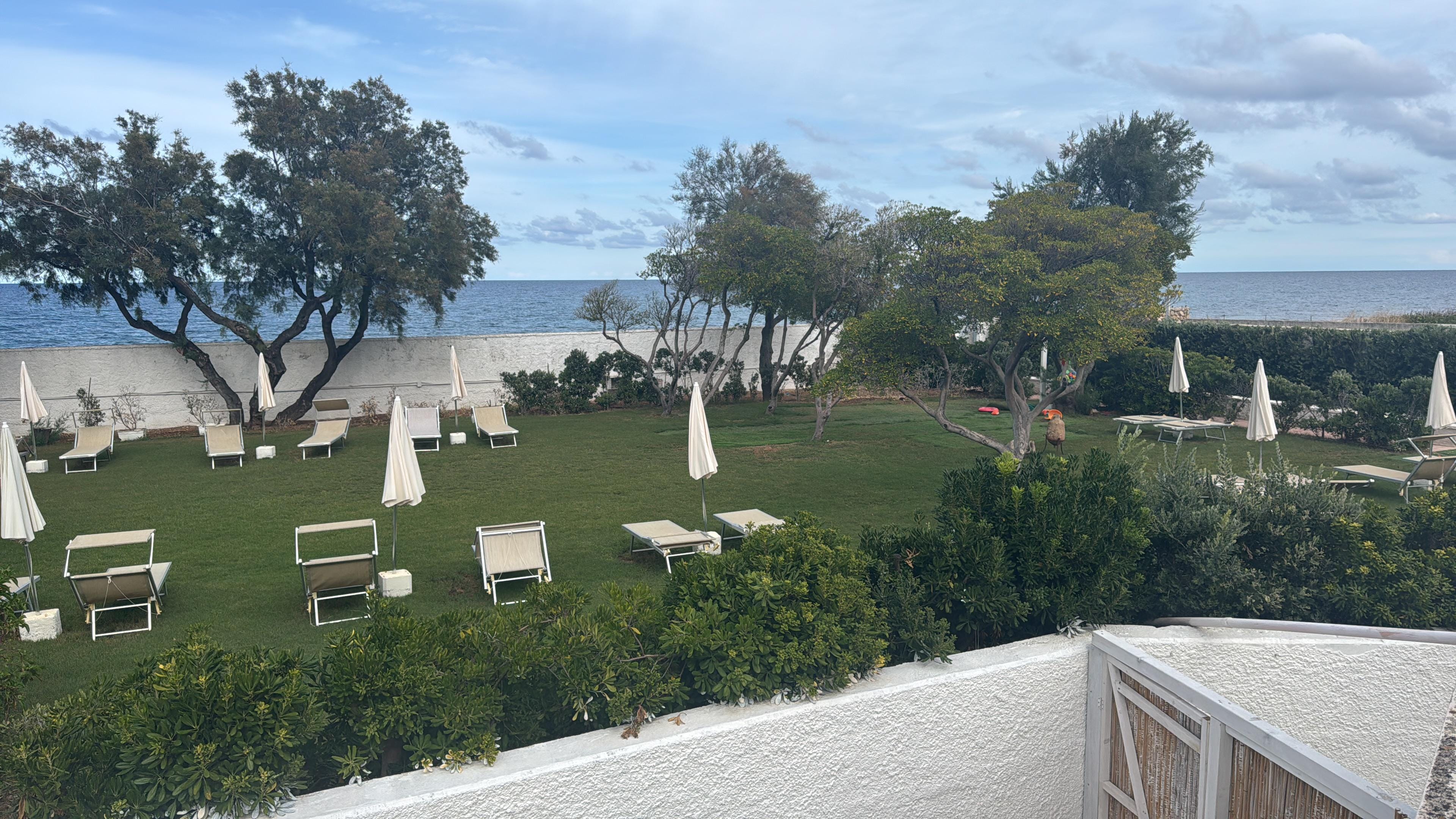 Giardino attrezzato con lettini a 2 passi dal mare