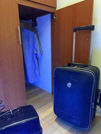 Olha o armário, que vergonha!