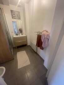 serviettes et salle de bains sales
