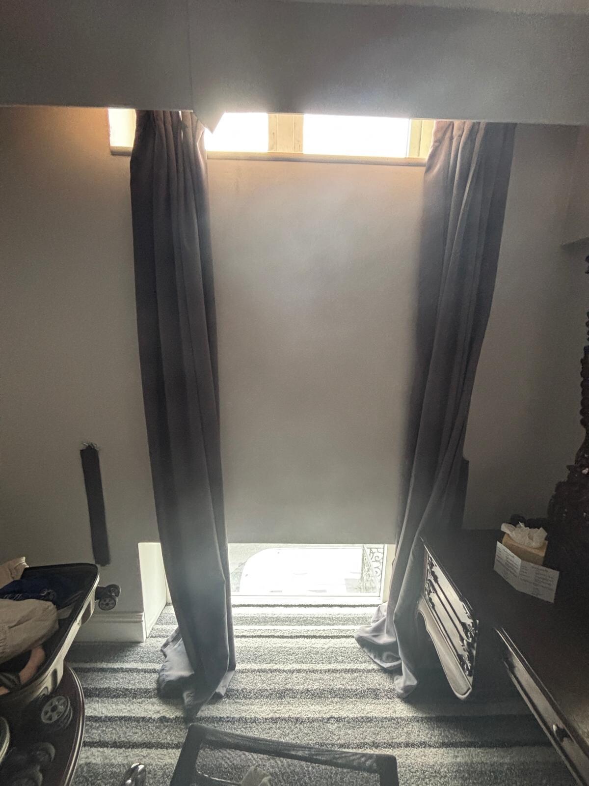 Zimmer ohne Fenster, als Ersatz für Zimmer mit verstopfter Toilette 