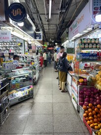 1階はインド料理のお店が多いです。