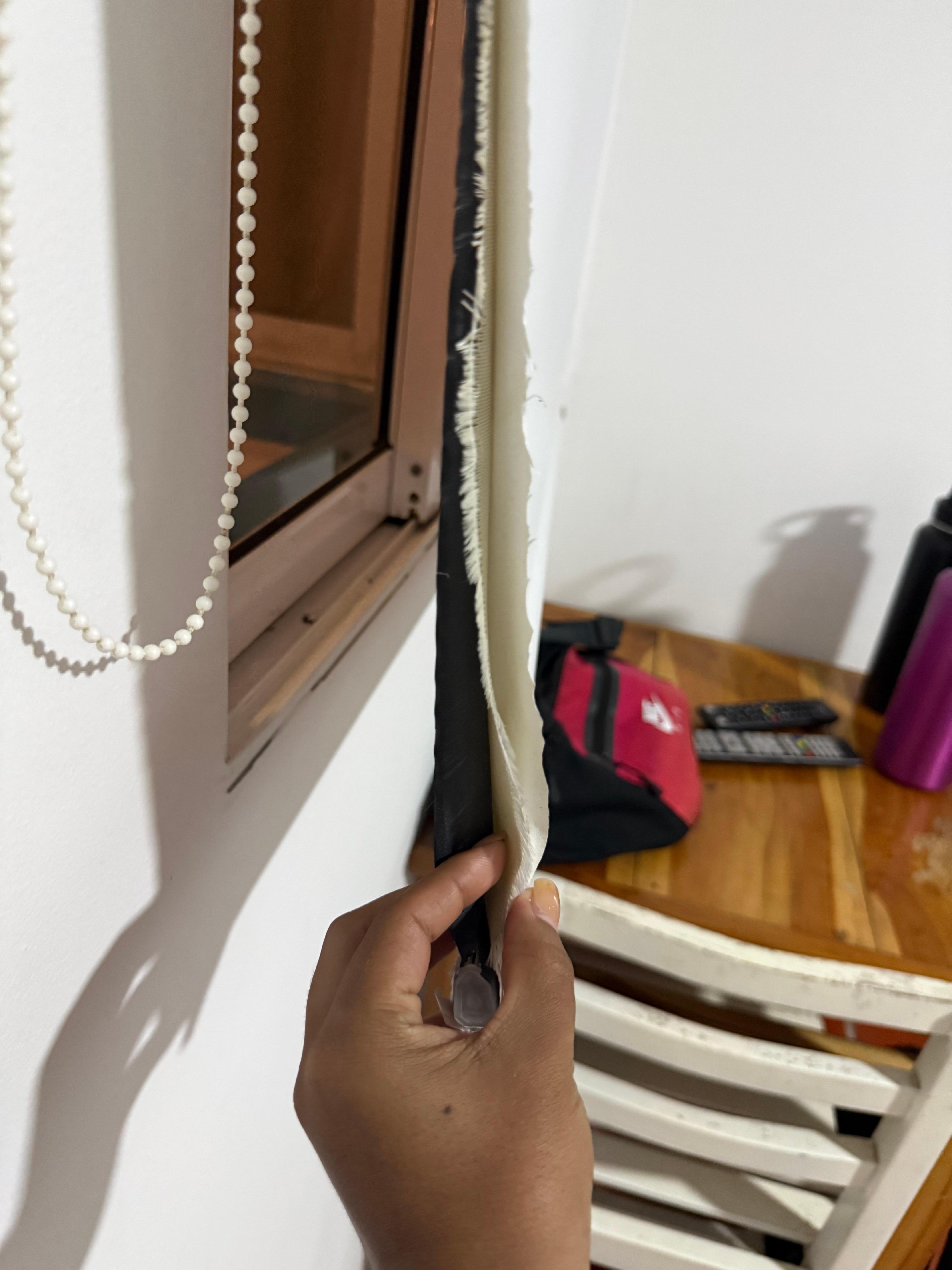 Las persianas deterioradas, rotas y con humedad.