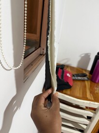 Las persianas deterioradas, rotas y con humedad.