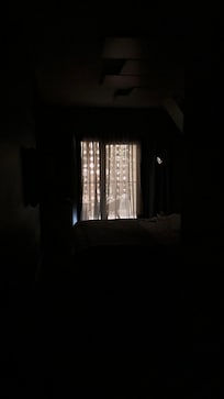 This is 8am, Sep 2025 in a sunny day and there is no light in this room.
