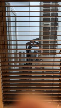 Wärmetauscher von der Klimaanlage vor dem Fenster