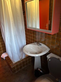 Salle de bain, bac de douche 60x60cm avec rideau, pas de mitigeur dans le lavabo