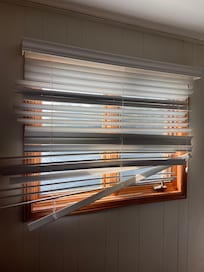 Both blinds in the bunk bed room were broken.