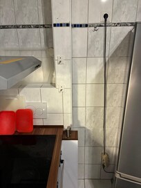 Wofür ist die Klospülung neben dem Herd und warum muss der Kühlschrank an eine so alte Steckerleiste?