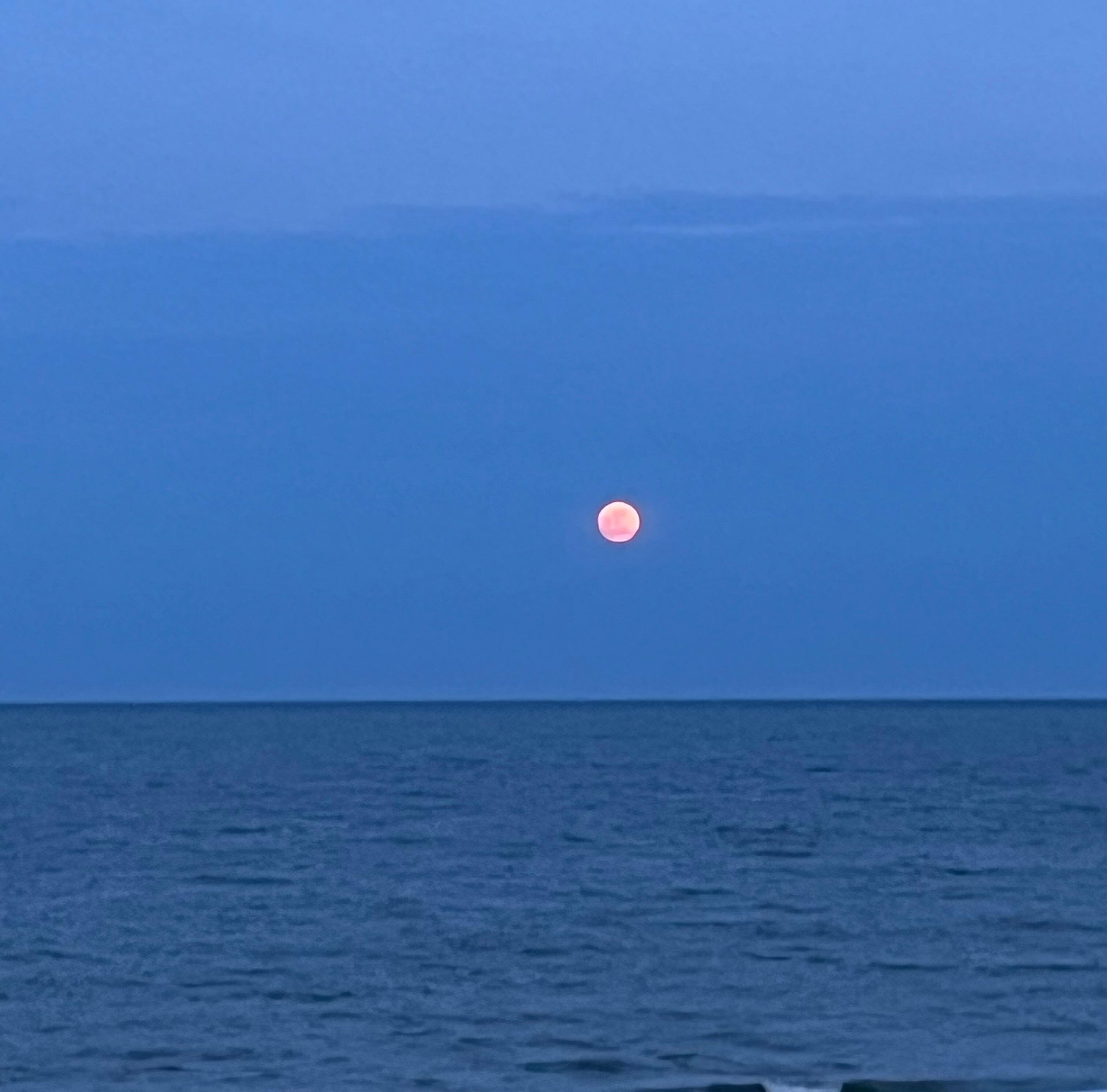 Strawberry Moon in front of Seaside Amelia Inn 6/11/2025