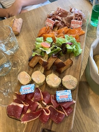 Super planche gourmande. Foie gras au top et truite gravelax bonne