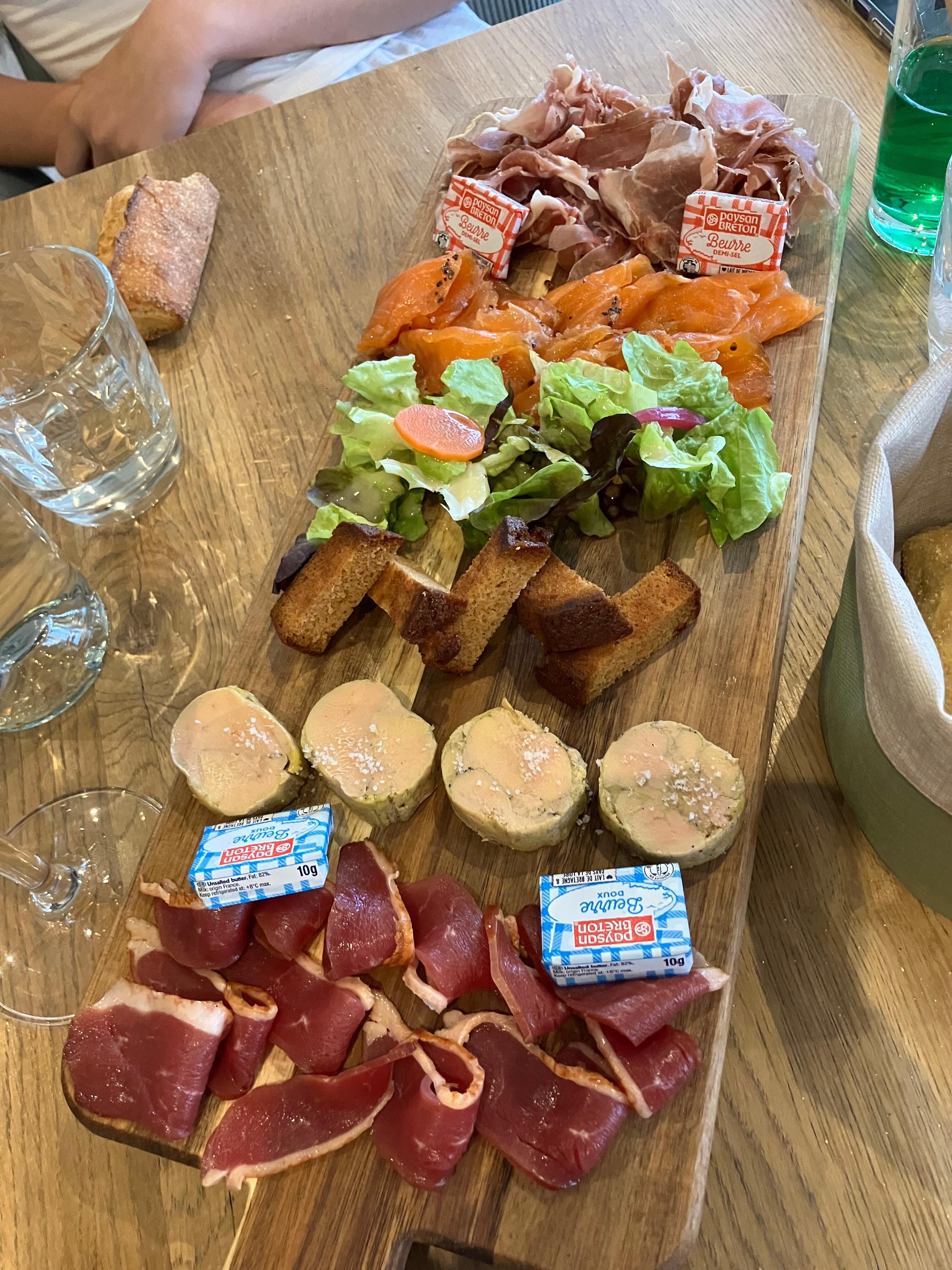 Super planche gourmande. Foie gras au top et truite gravelax bonne