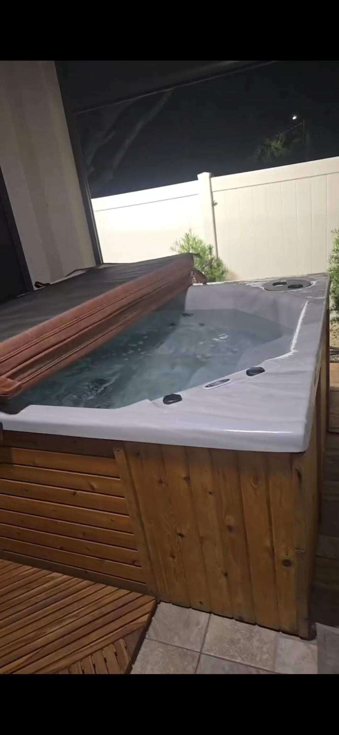 Nice hot tub, jacuzzi