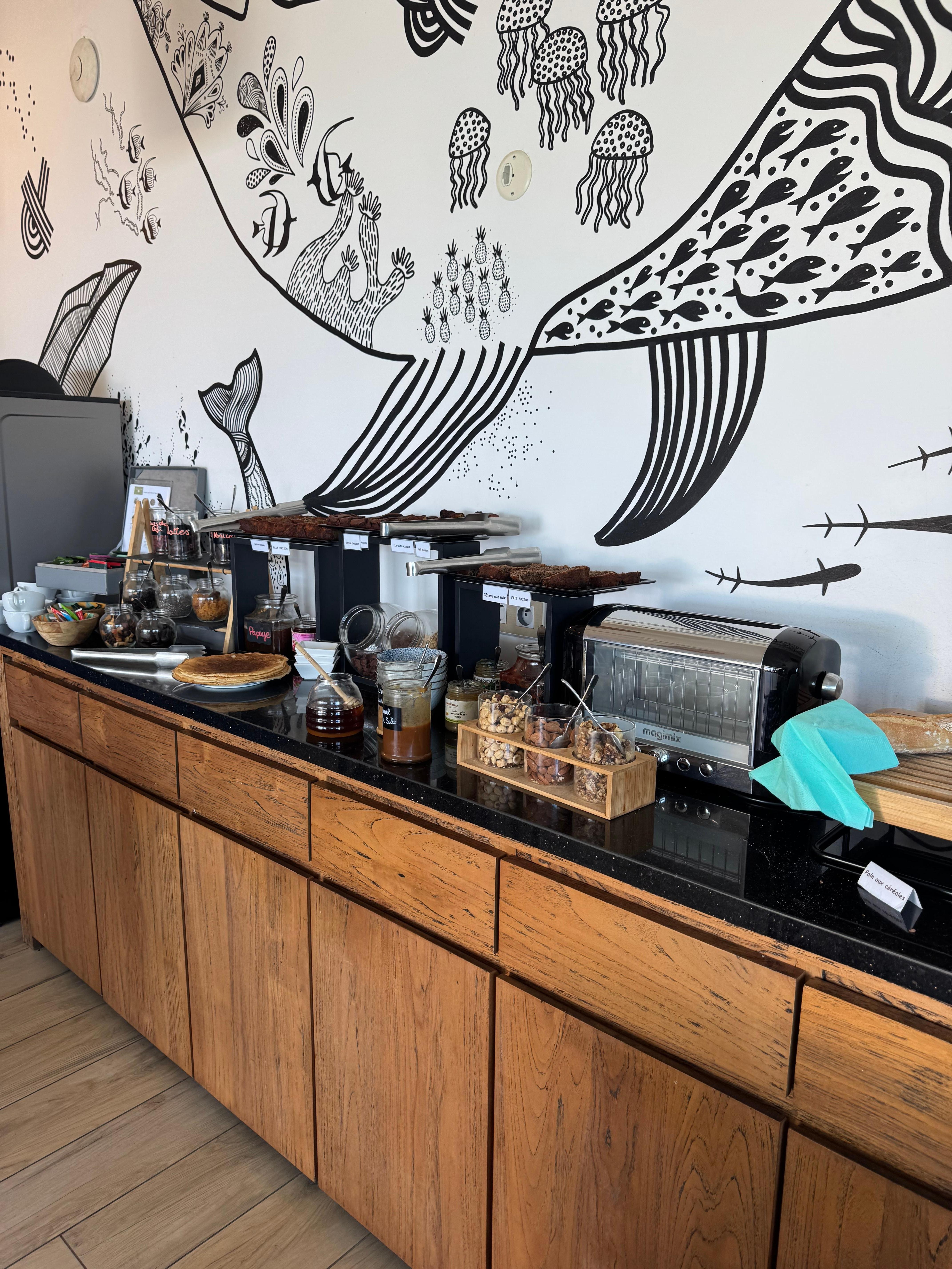 Petit déjeuner très bon en plus tout fait maison bravo . Le service de la dame super au top chapeau ☺️