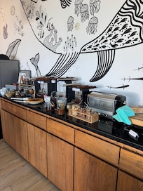 Petit déjeuner très bon en plus tout fait maison bravo . Le service de la dame super au top chapeau ☺️