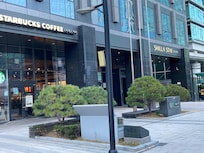 スタバが1階にあります。フロントは8階です。