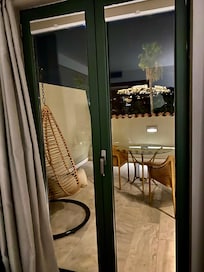 Vue de la chambre vers la terrasse