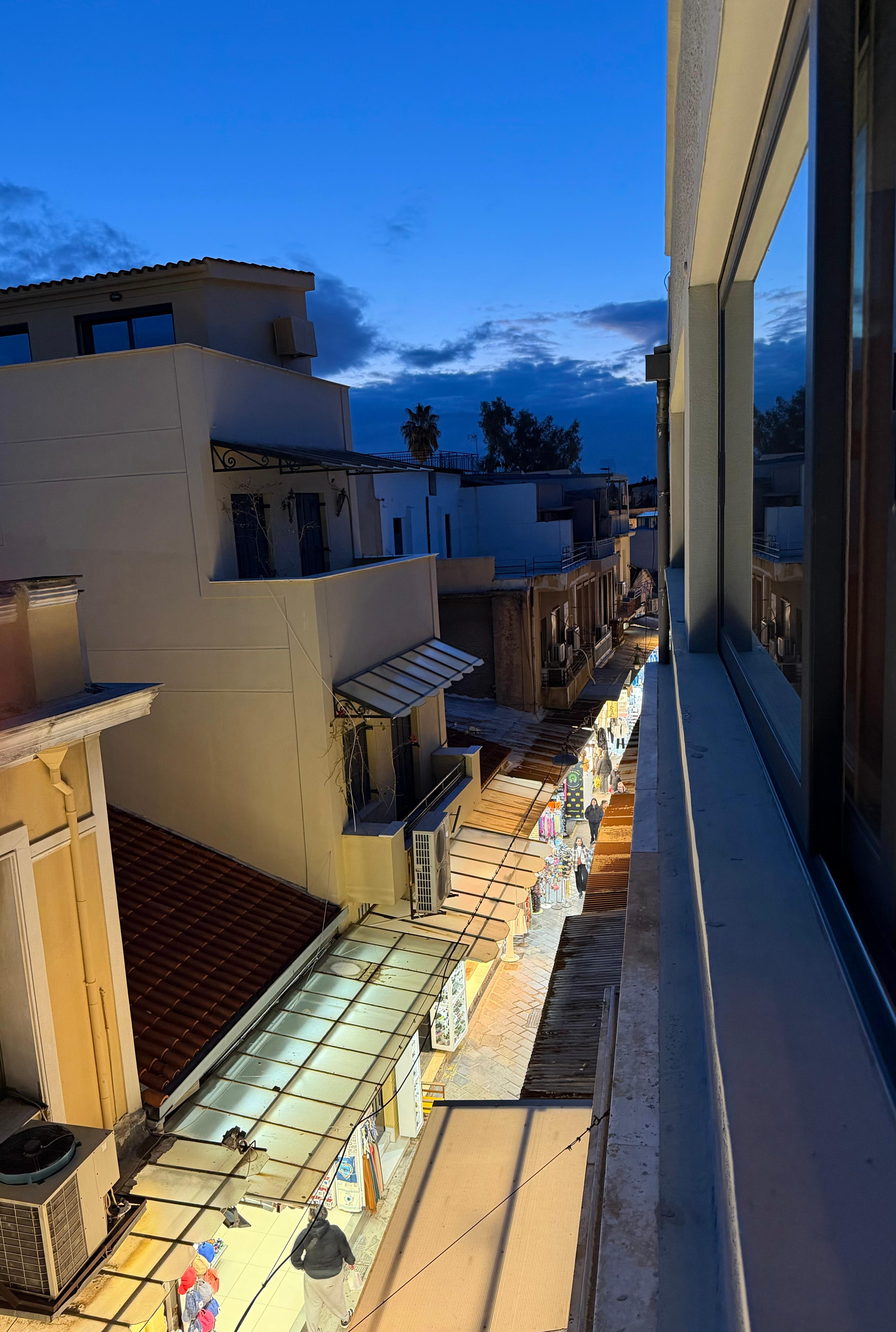 Udsigt på gaden foran Muse hotel