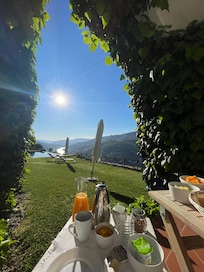 Frokost servert i piknikkurv ute.