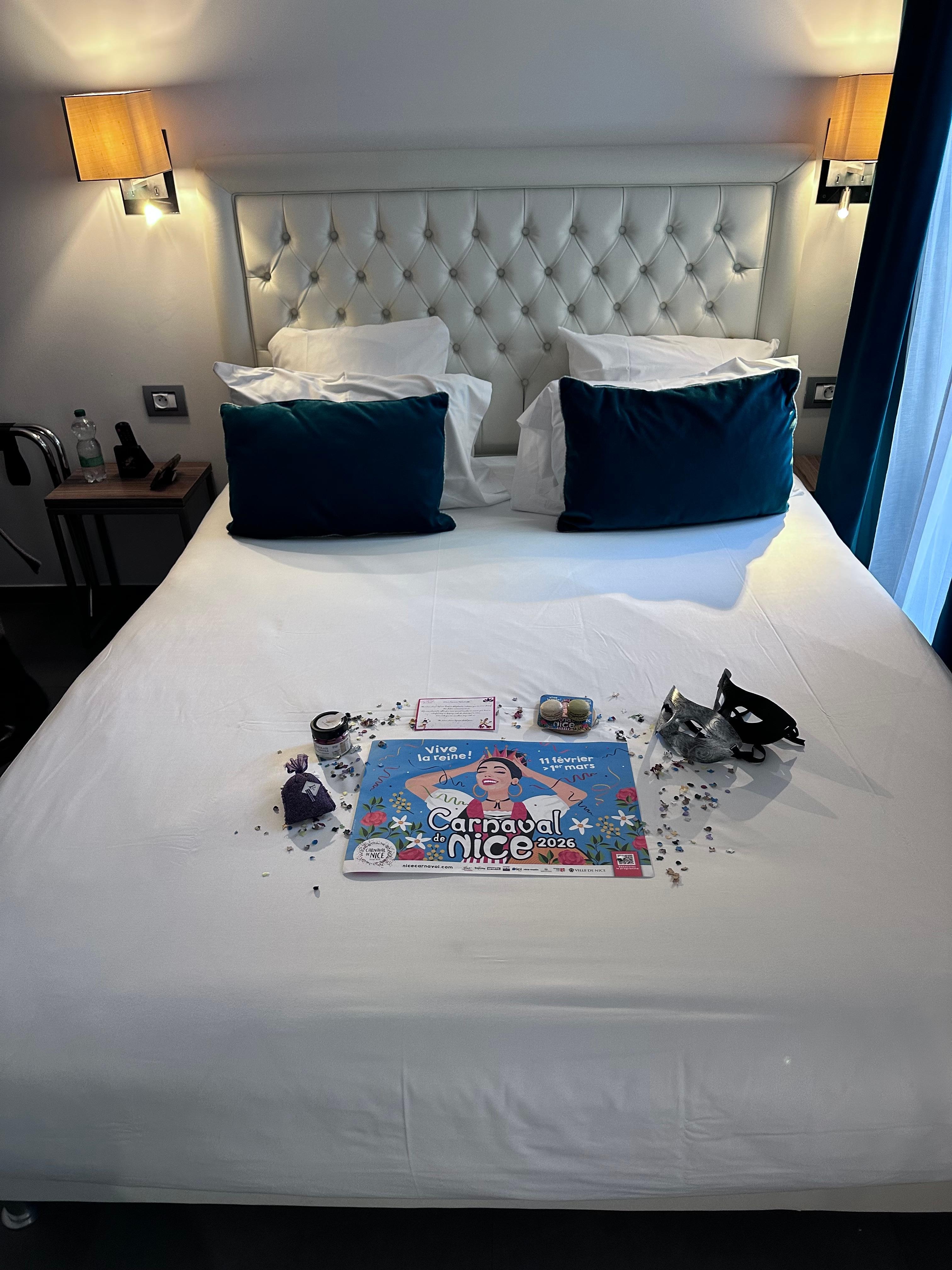 Sängyllä odotti mukava Nizzan karnevaalihenkinen yllätys