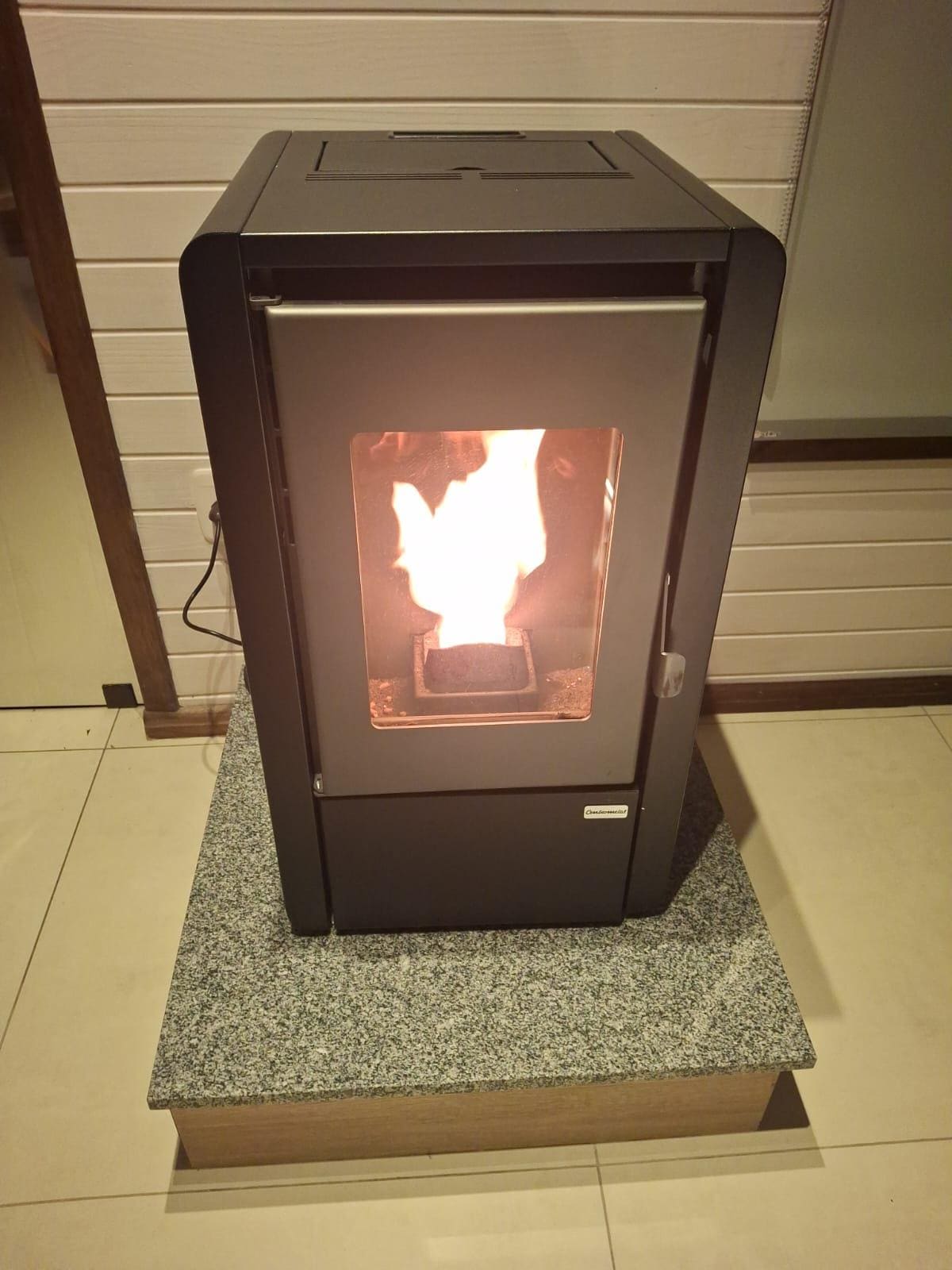 Lareira escológica disponível na cabana.