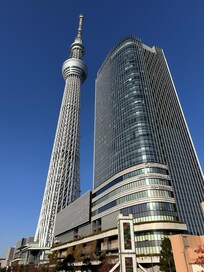 門口就是晴天塔~