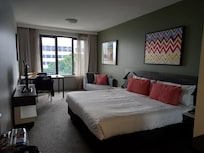 La chambre, avec télé, canapé, table et chaises