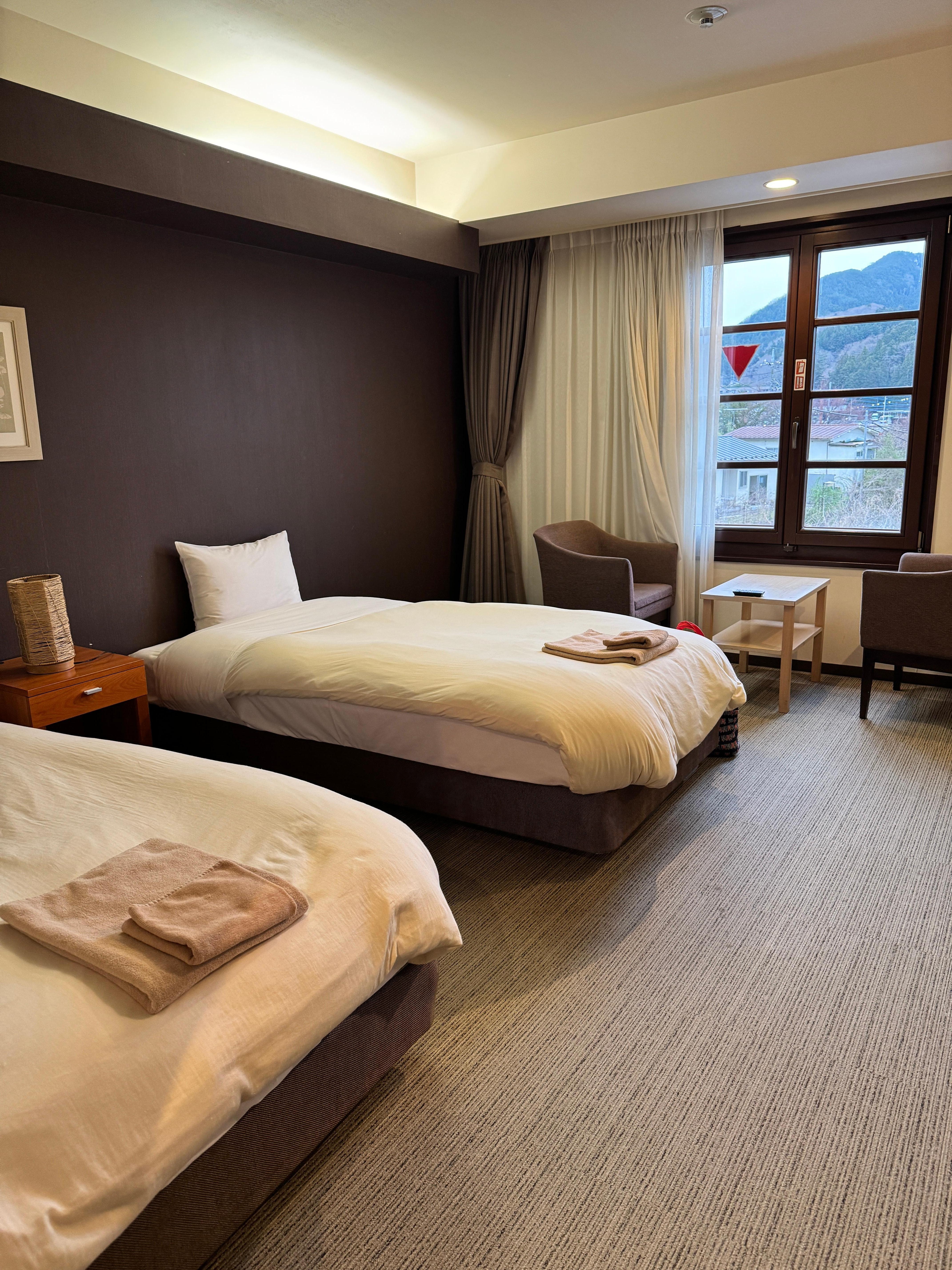 The room was clean and spacious. Don’t miss the tap water—the mountain spring water is smooth, soft, and subtly sweet.