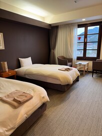 The room was clean and spacious. Don’t miss the tap water—the mountain spring water is smooth, soft, and subtly sweet.