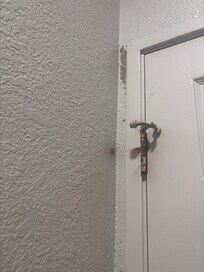 Moho y la bisagra vieja y sin aceite