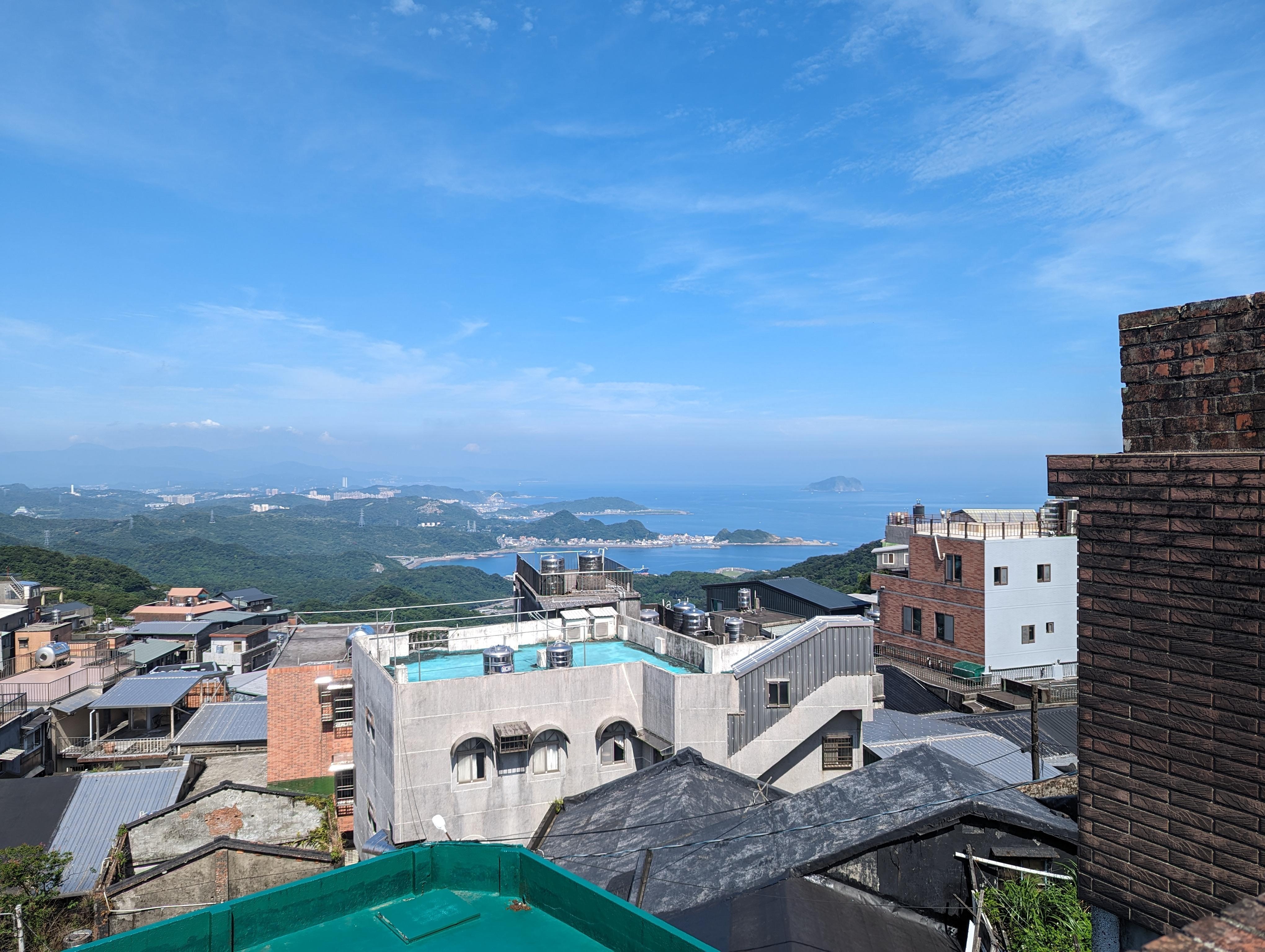 屋上からの景色。
天気が良ければ海がよく見えます♪