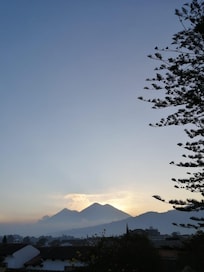 Vista del atardecer detrás de los volcanes desde la terraza de Adra Hostel.