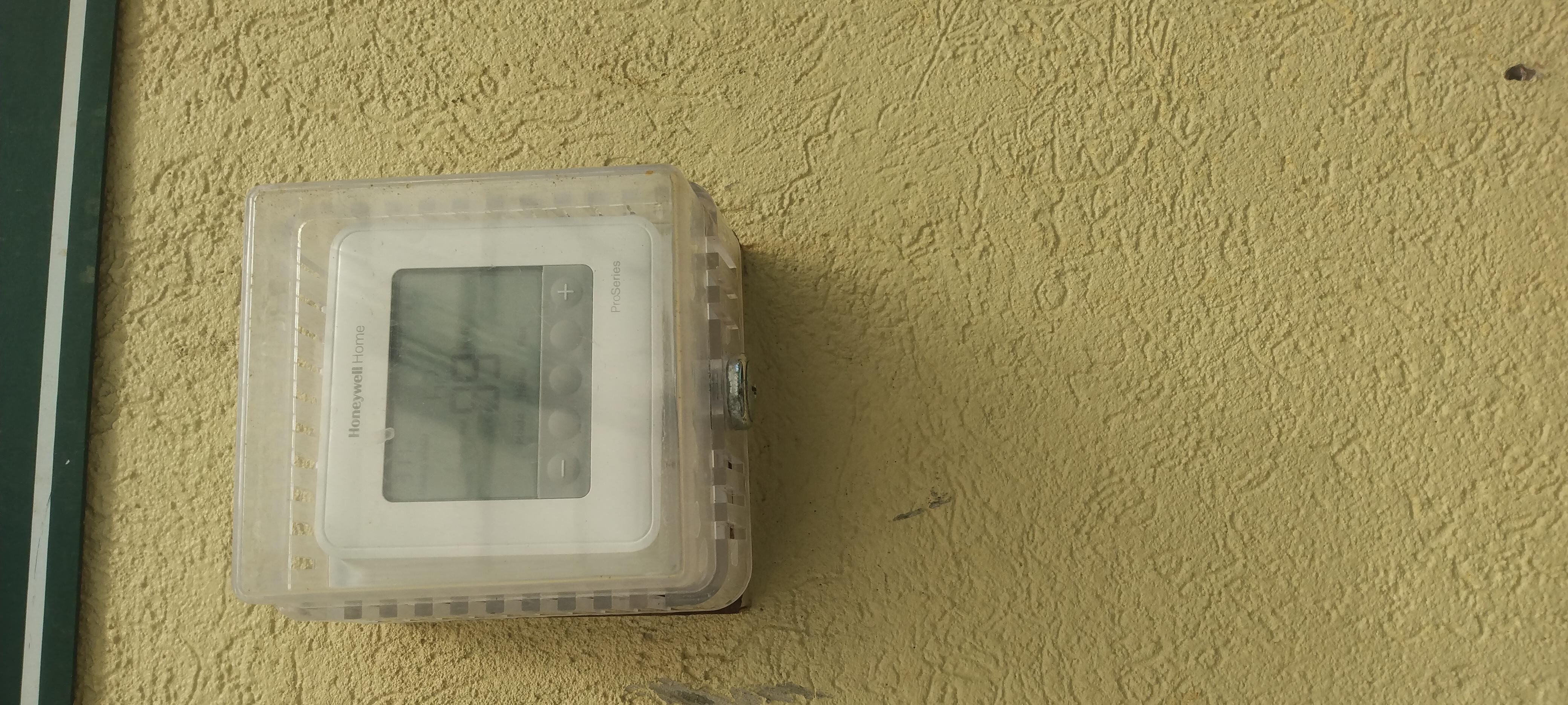 Room thermostat in the pool 