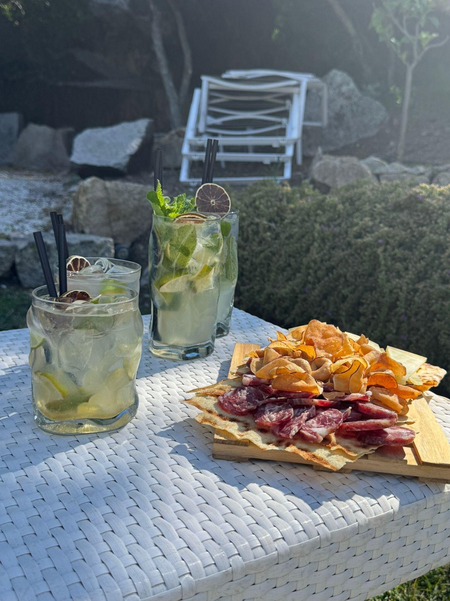 Cocktails und Snackplatte am Pool