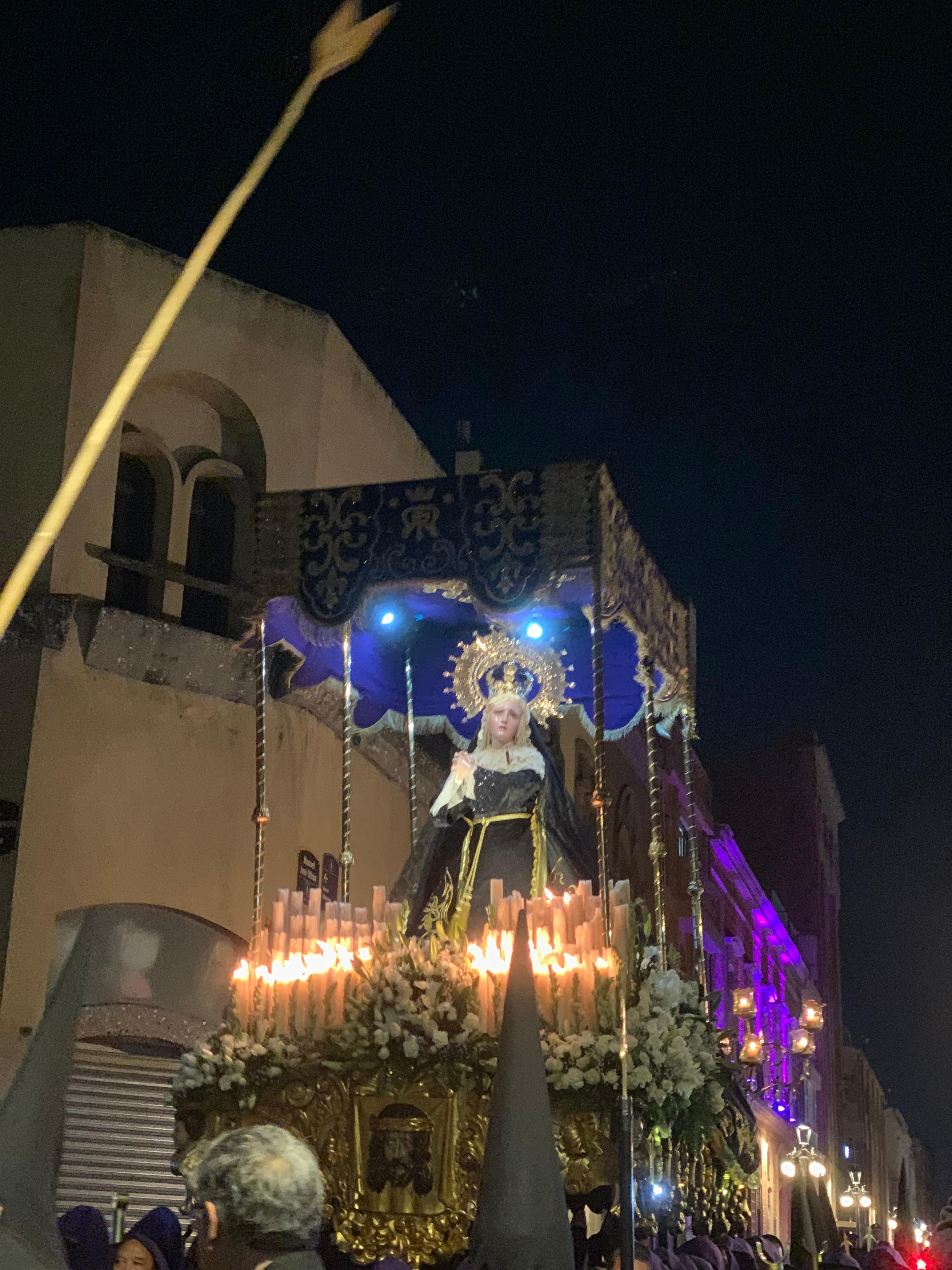 Procesión del silencio, pasa afuera del hotel.