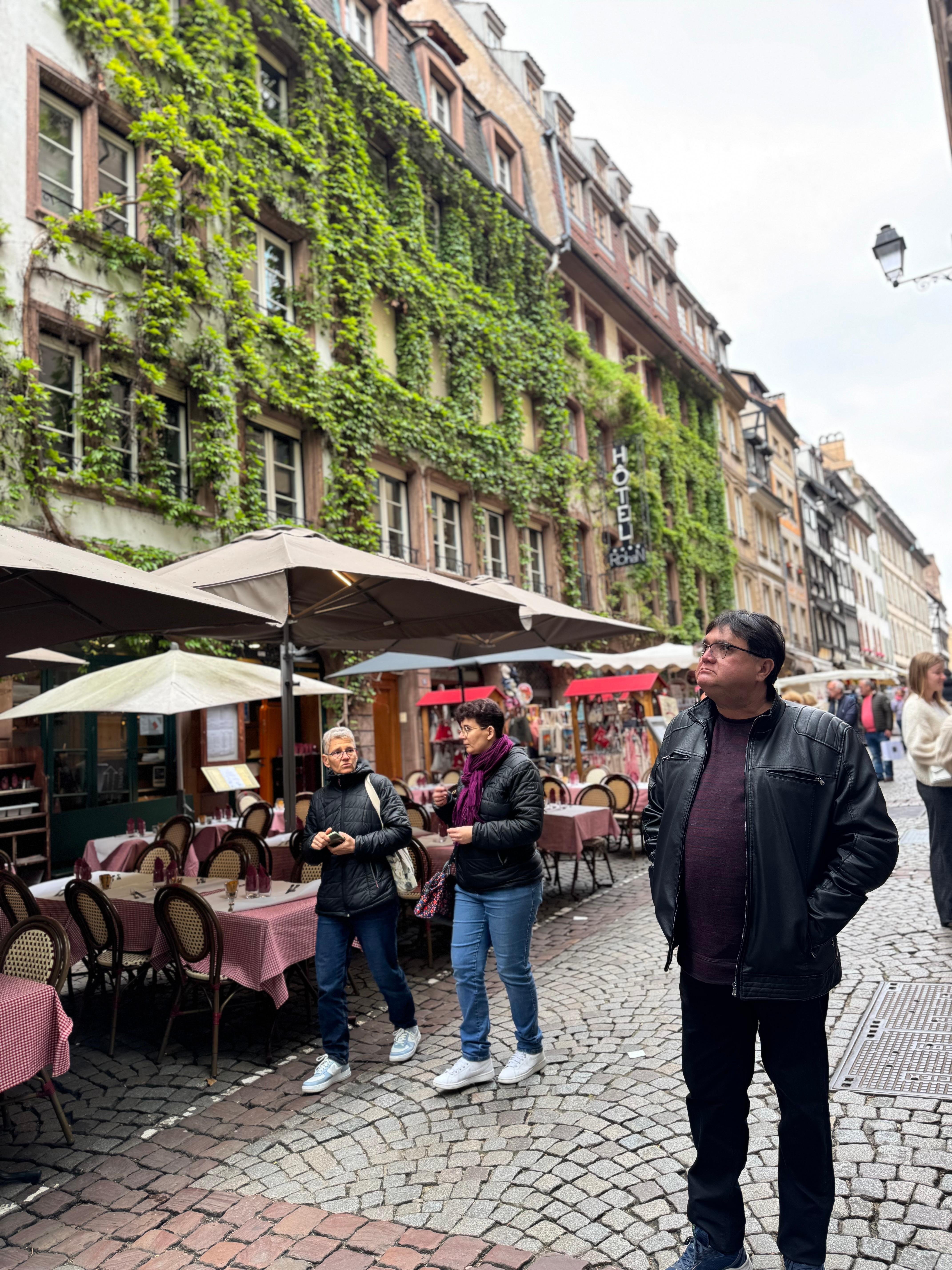A frente do hotel 
Com várias opções de restaurantes 