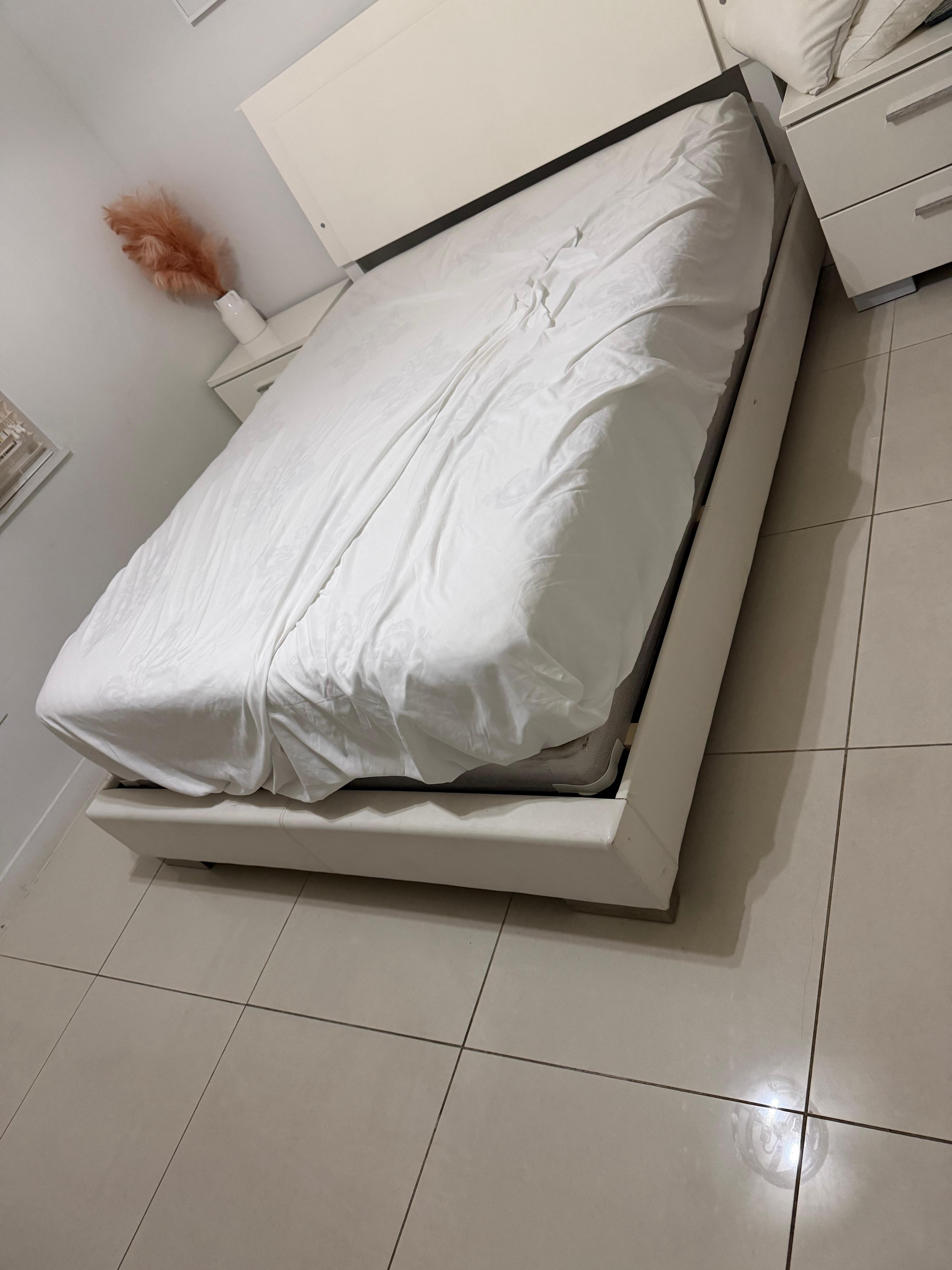 Bedsheet dirty. No blanket available 