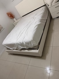 Bedsheet dirty. No blanket available