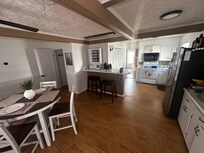 Lots of space in kitchen/eating area