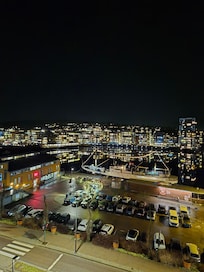 Brygge i natt.