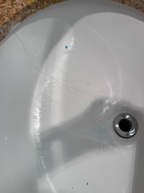 Cracked sink with no stopper