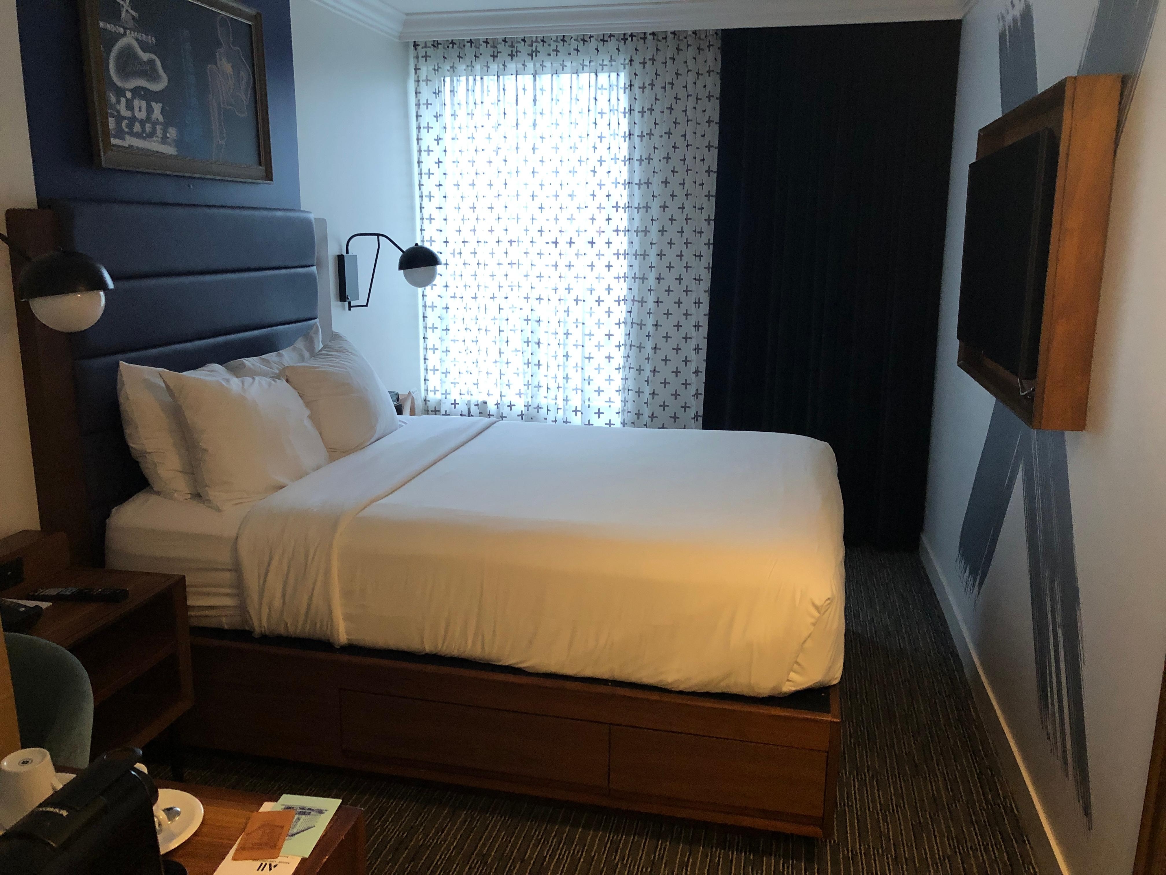 Single room with queen-size bed