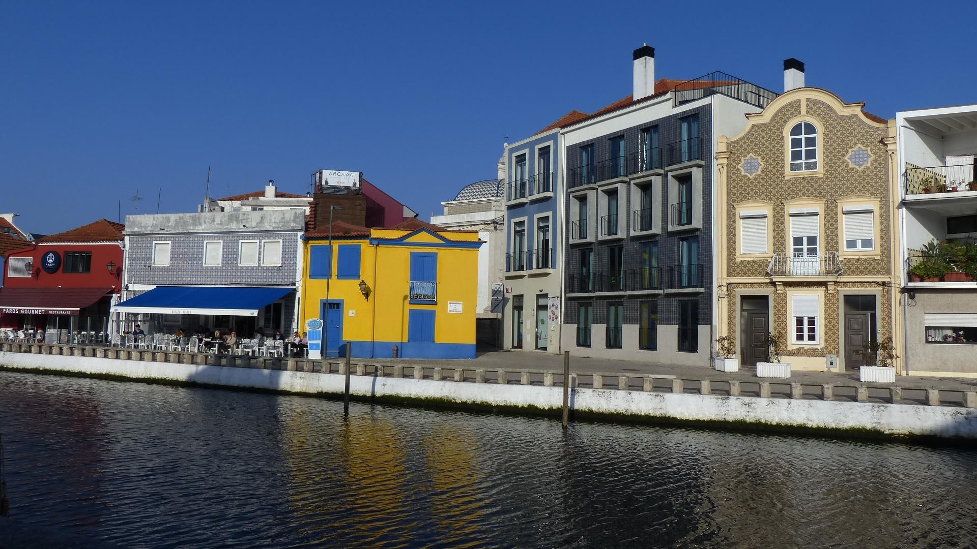 Vue de l'immeuble avec les balcons.