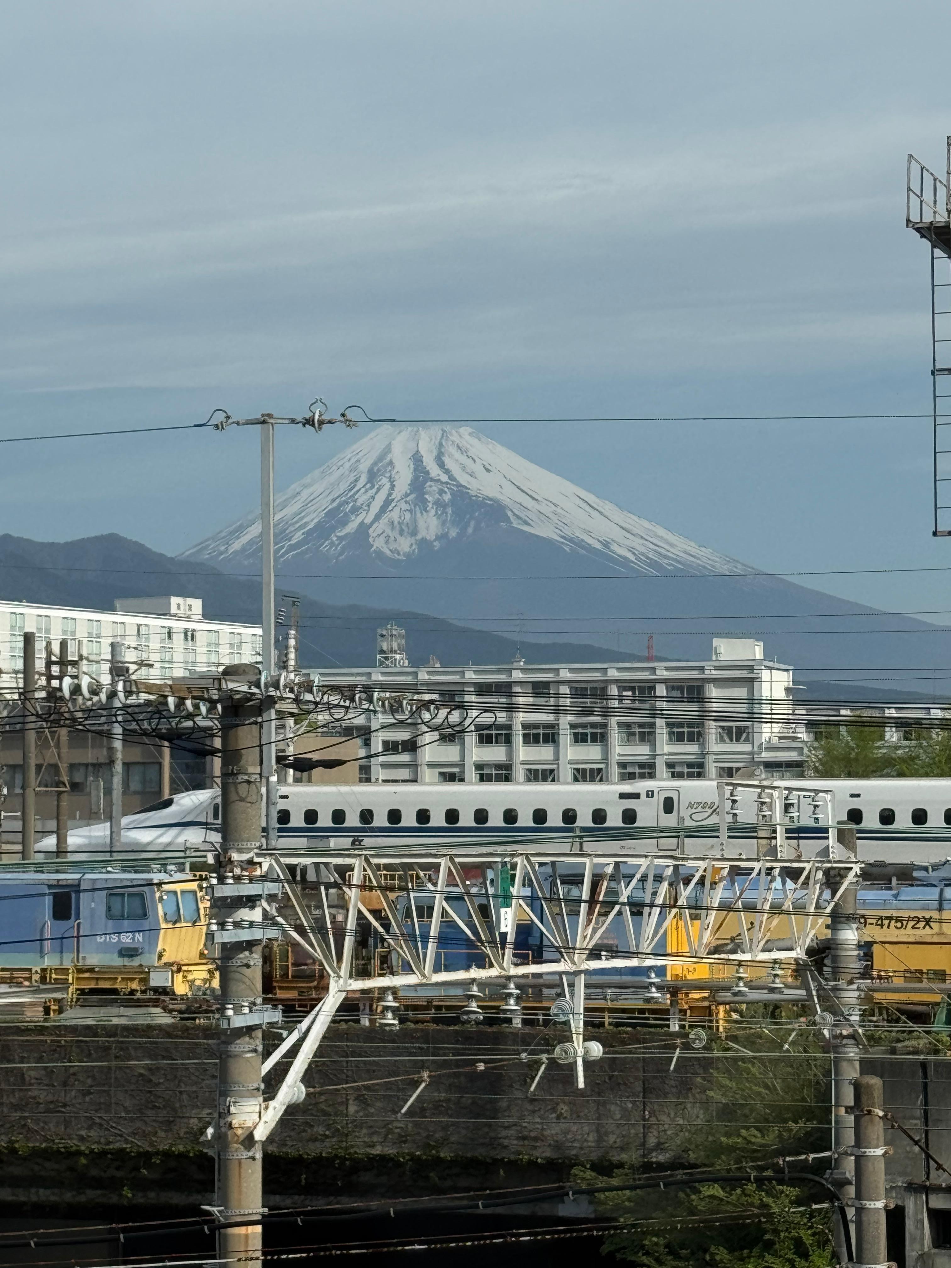 部屋からの景色
新幹線と富士山が見えます。
高層階なら尚良し