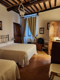 Double/Queen & single beds