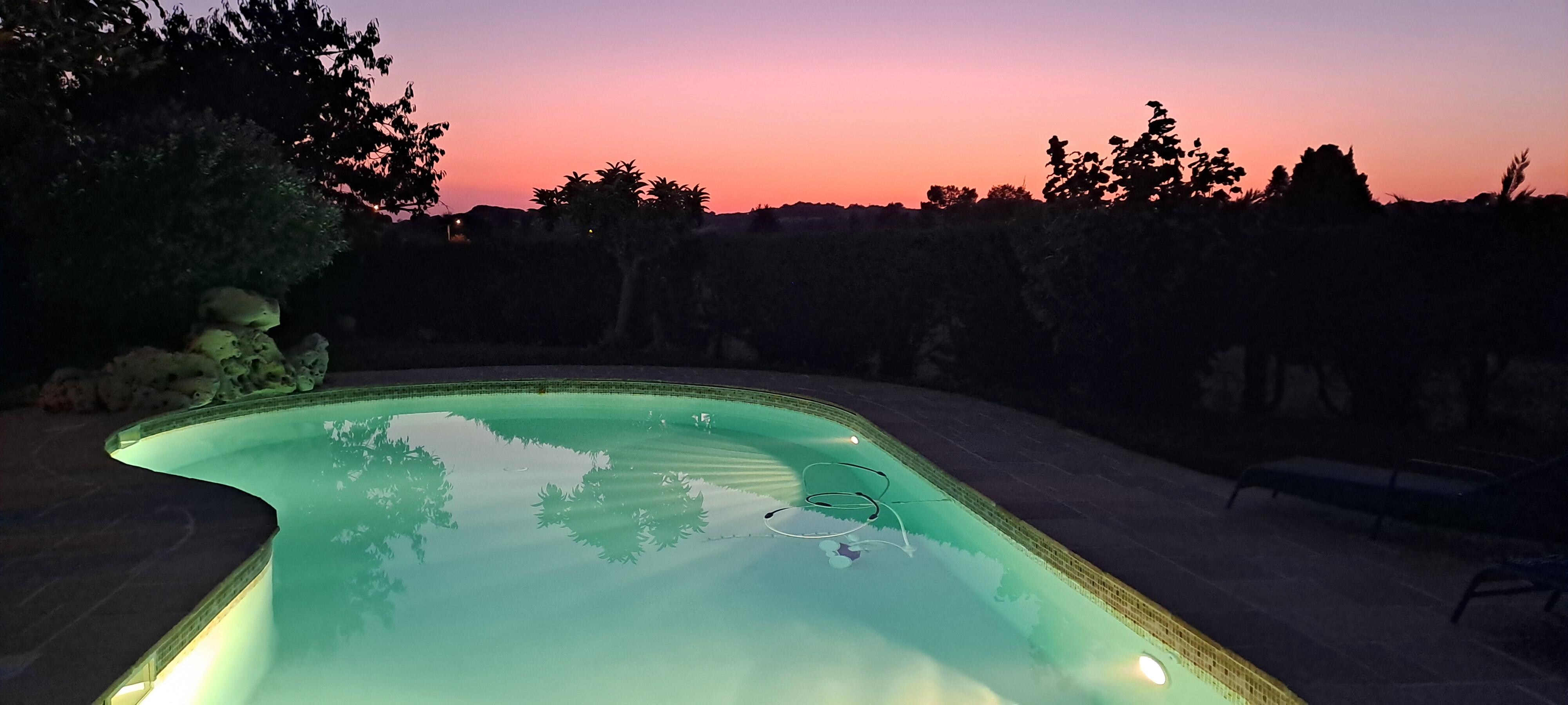 Belle piscine, aussi bien le soir!