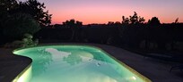 Belle piscine, aussi bien le soir!