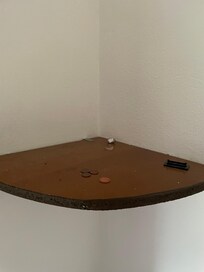 Ein Regal in der Ecke